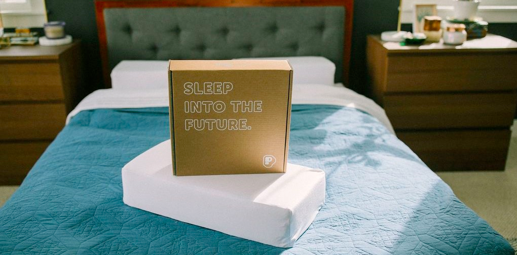 Pillow Cube Produkt auf dem Bett