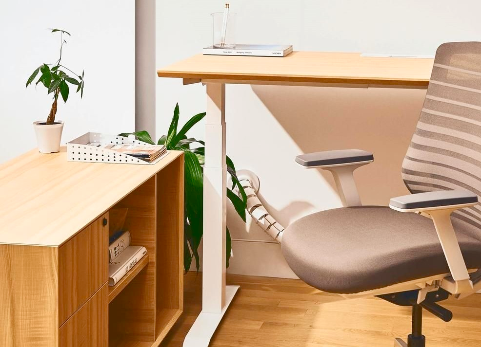 Schreibtisch und Bürostuhl