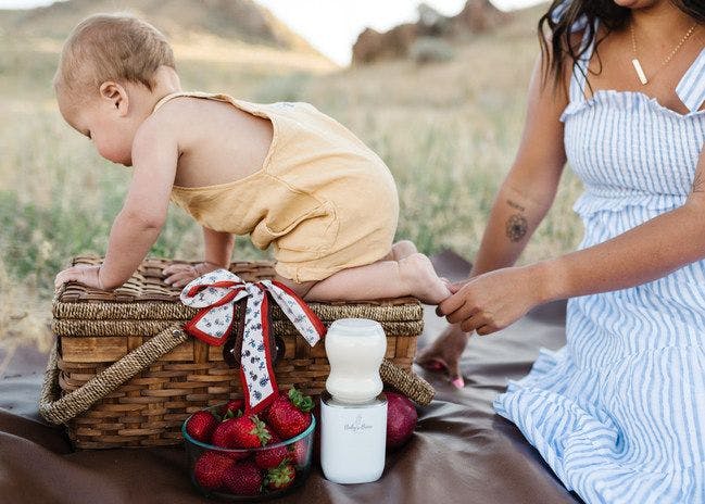 Picknick mit einem Baby und dem Milchwärmer