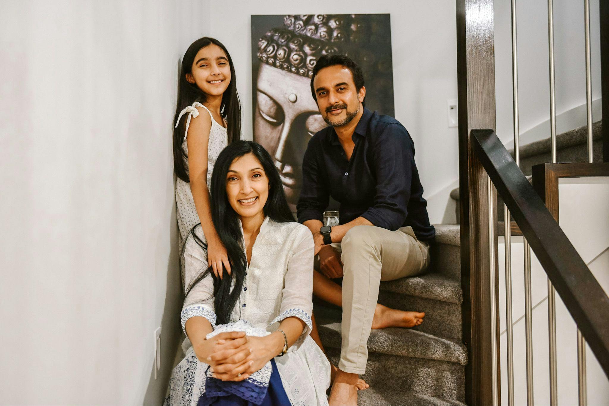 Familie Bhumi auf der Treppe